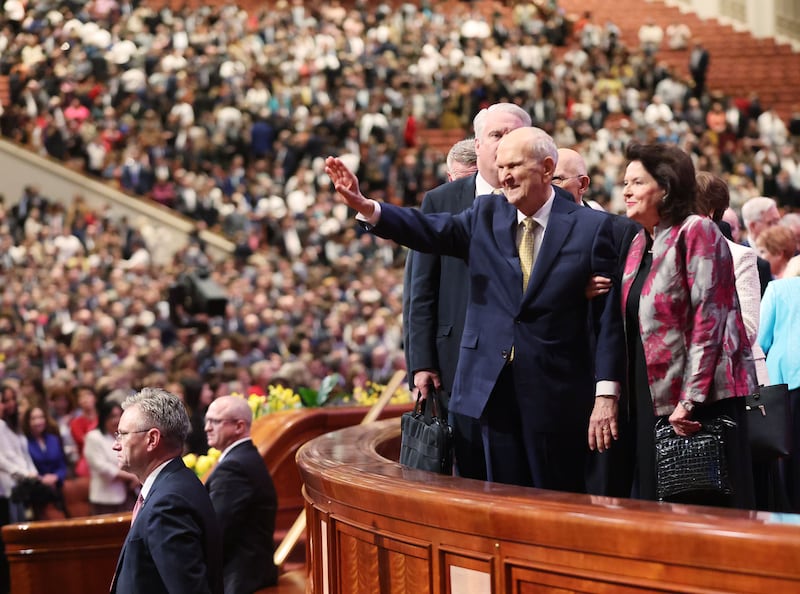 President Russell M. Nelson and his wife, Sister Wendy Nelson wave to attendees at April 2023 general conference.