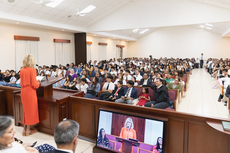 Sister Tamara W. Runia speaks to youth in San Jose, Costa Rica.