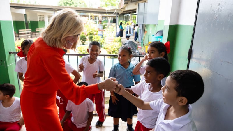 Sister Tamara W. Runia visits with schoolchildren in Panama City, Panama.